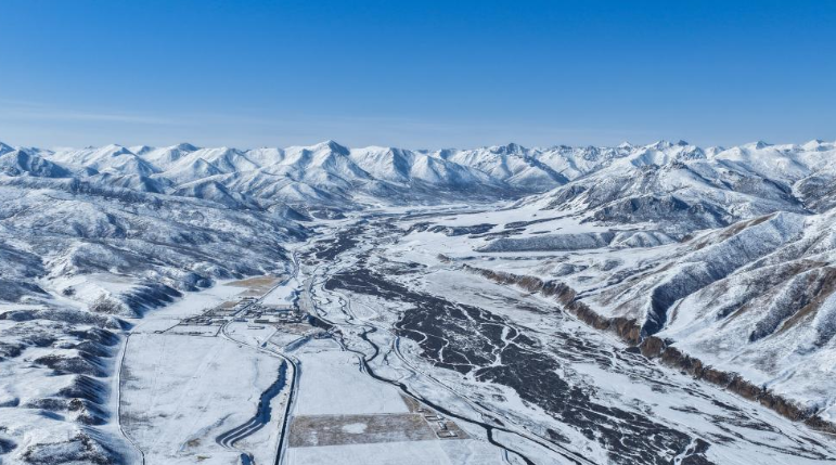 青海果洛：春雪映群山
